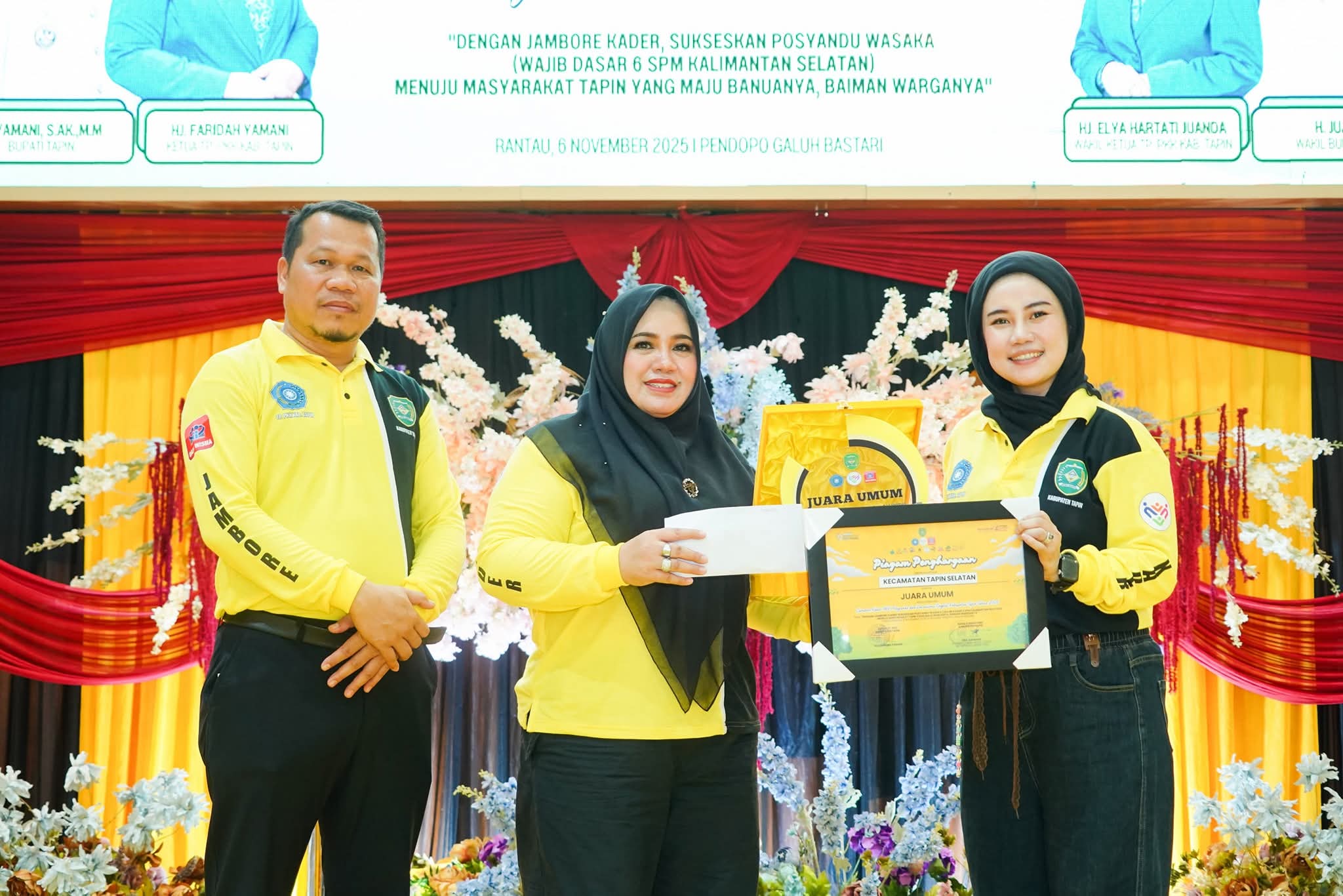Menyerahkan penghargaan Juara umum kepada Kecamatan Tapin Selatan dan juara lomba - lomba juara lainnya pada kegiatan Jambore Kader PKK