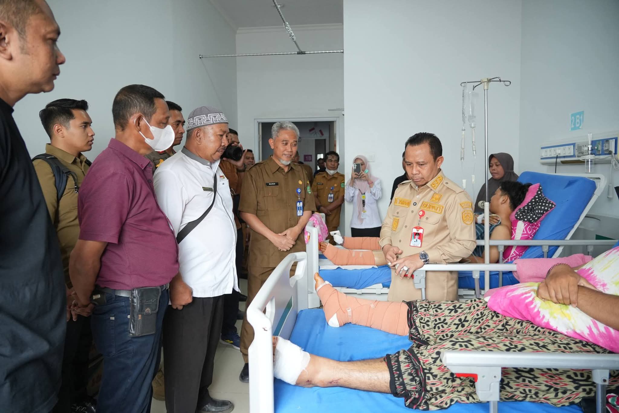 Kunjungi relawan pemadam kebakaran yang mengalami kecelakaan mobil unit tangki