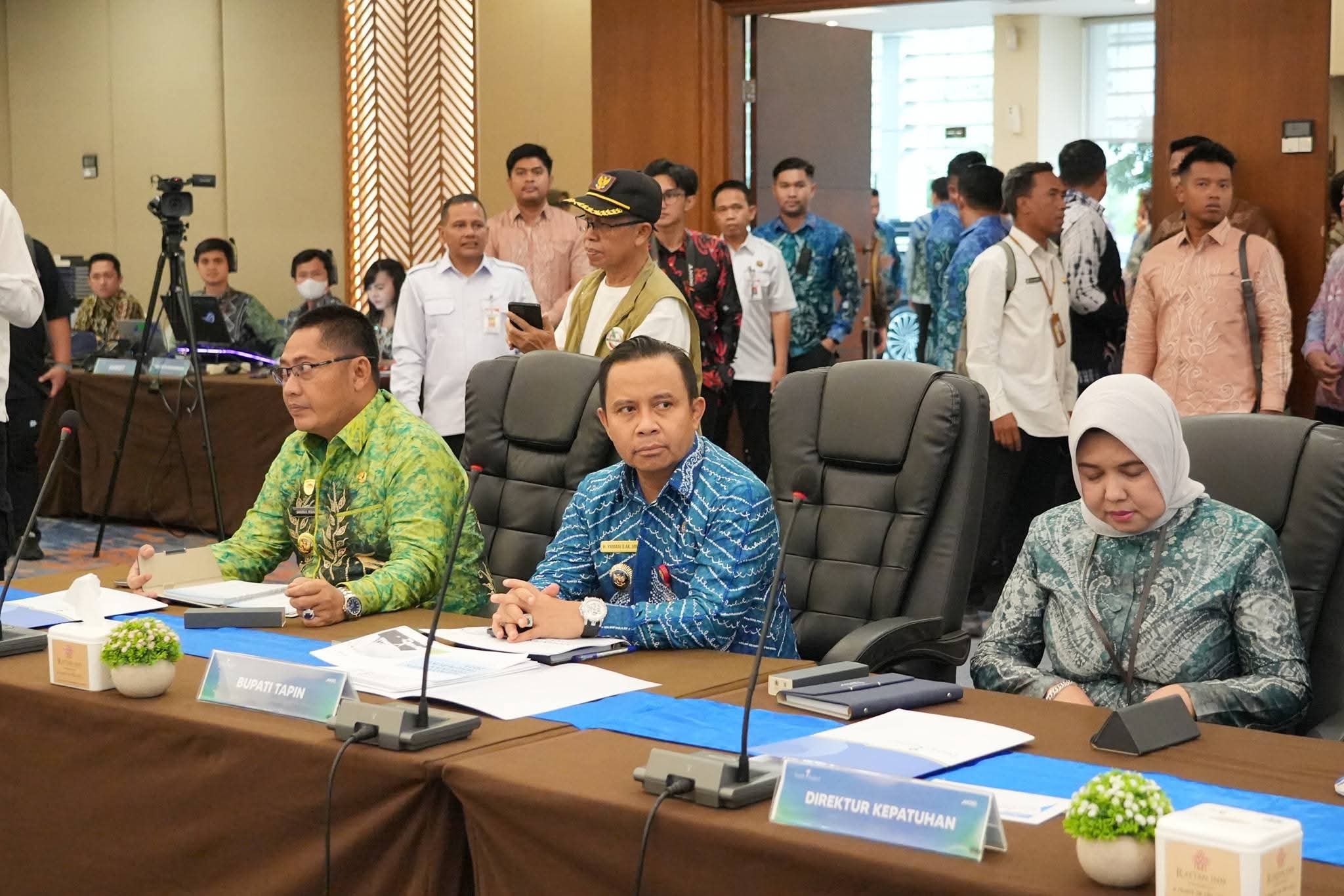 Bupati Tapin Hadiri RUPS Bank Kalsel Bl Di Banjarmasin 