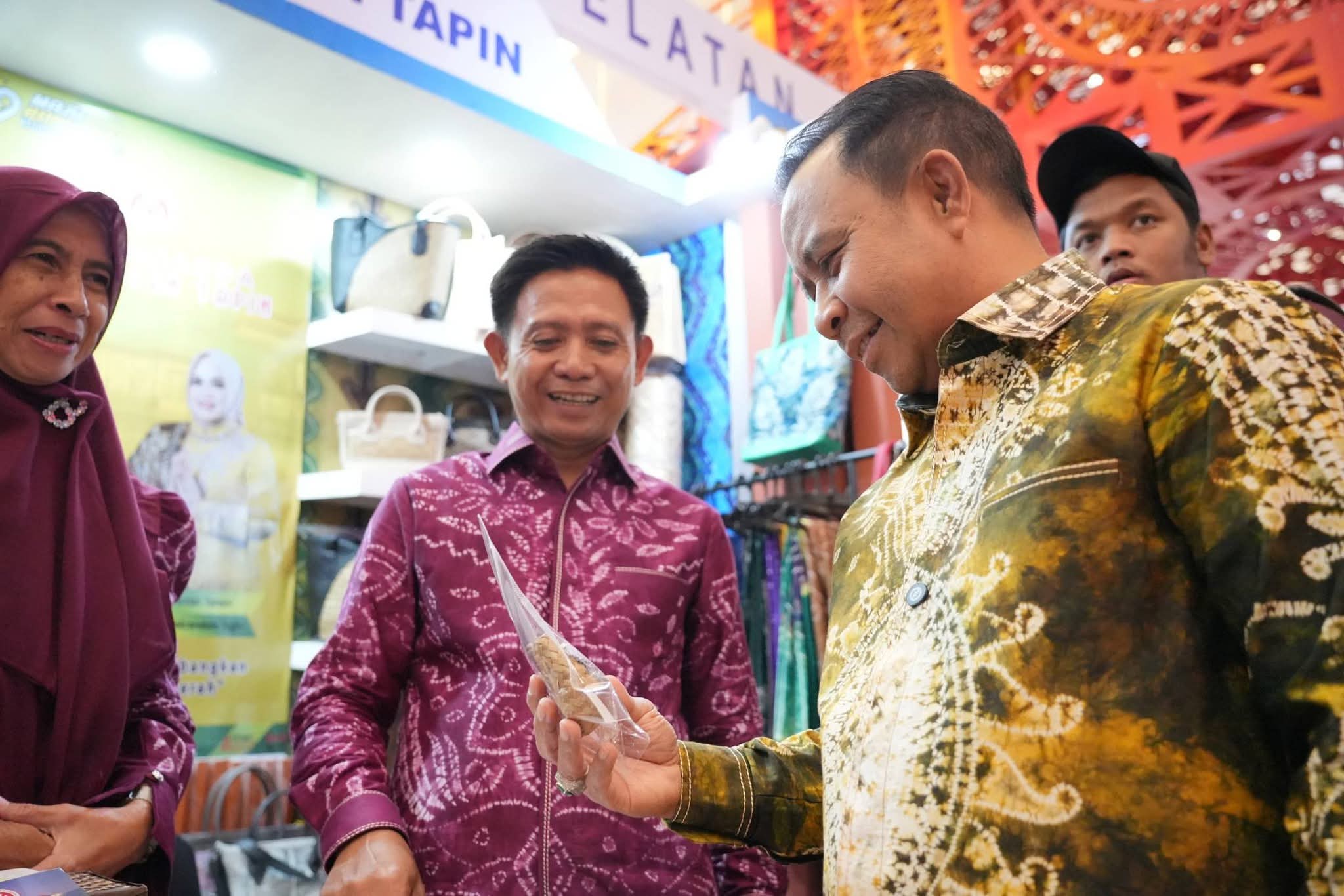 Kunjungi stan pameran Dekranasda Kabupaten Tapin