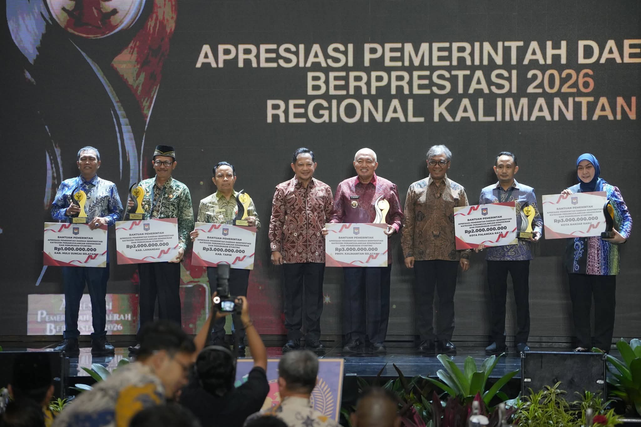 Bupati Tapin Terima Penghargaan Terbaik 1 Penanggulangan Kemiskinan Dan Stunting