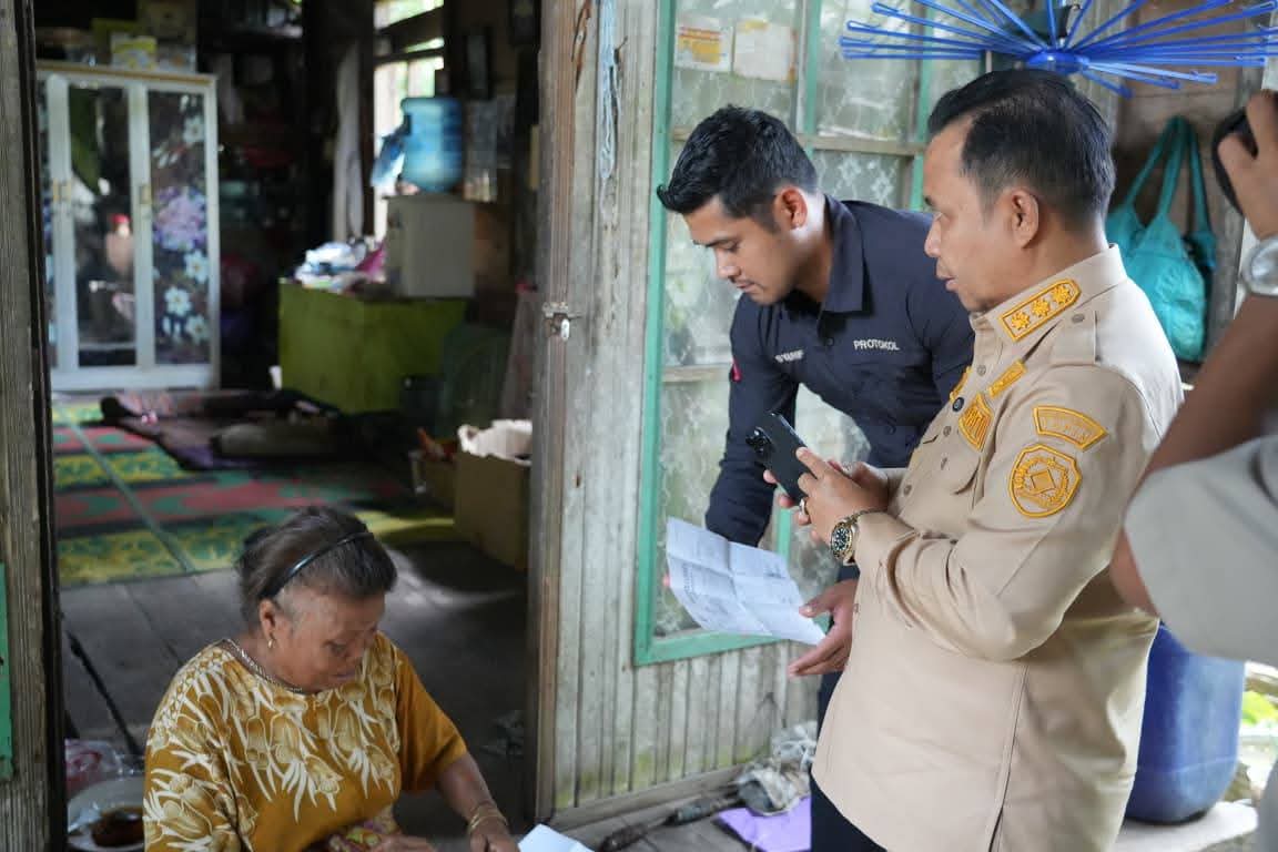 Bupati Tapin Kunjungi Masyarakat Kurang Mampu