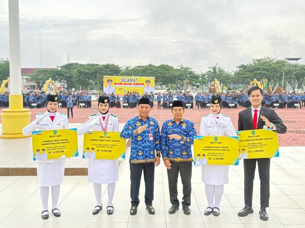 Wabup Tapin Pimpin Upacara Peringatan Hari Pahlawan Sekaligus Serahkan Tali Asih Veteran dan Reward Paskibraka 