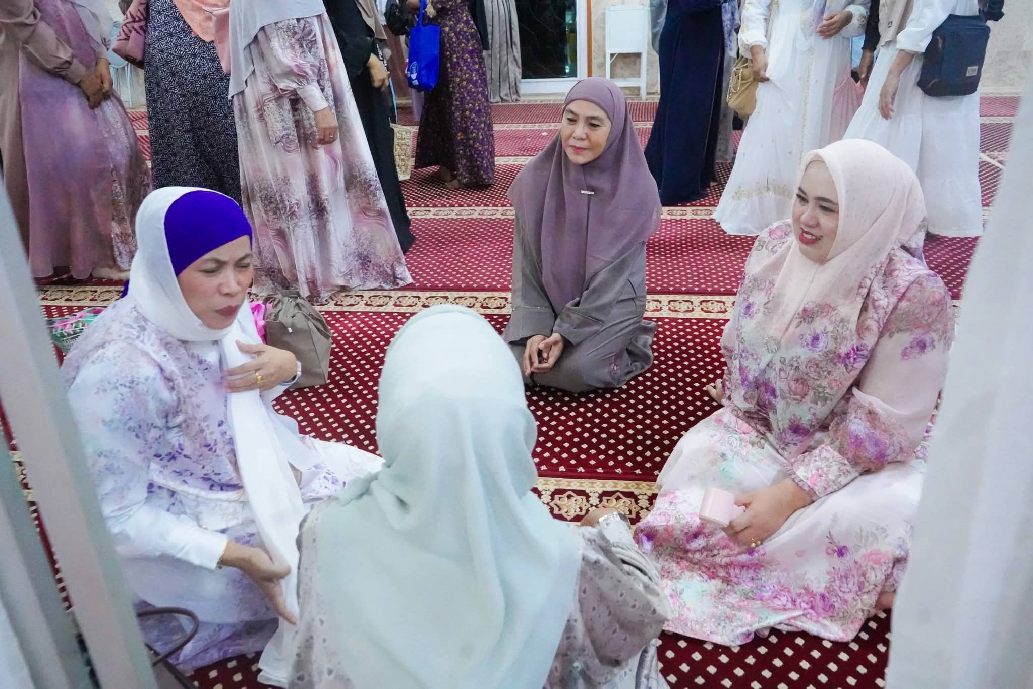 Bersilaturahmi dengan calon jemaah haji Tapin pada kegiatan sholat Maghrib dan sholat hajat berjamaah