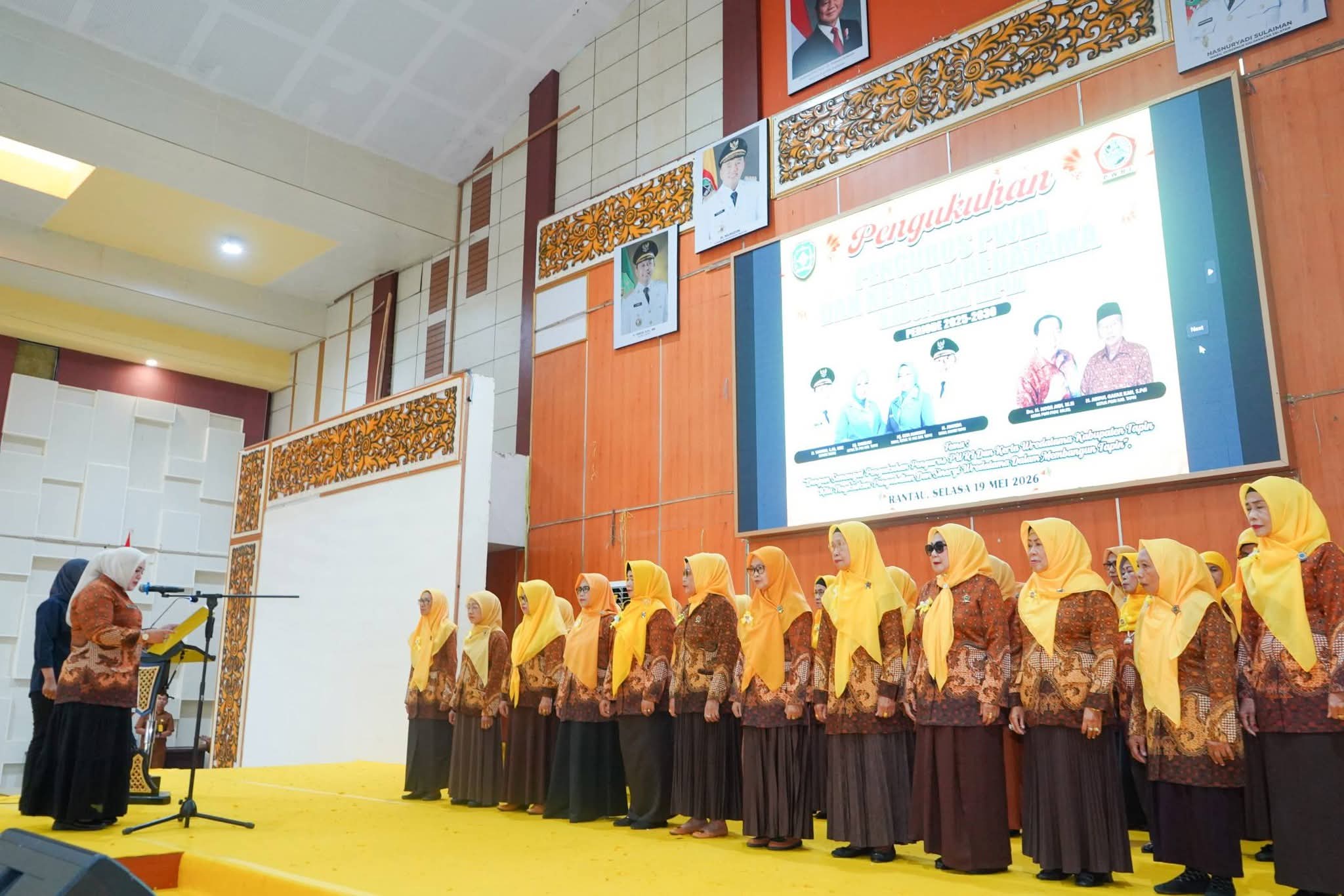 Ketua TP PKK Kukuhkan Pengurus Kerta Wredatama Kabupaten Tapin