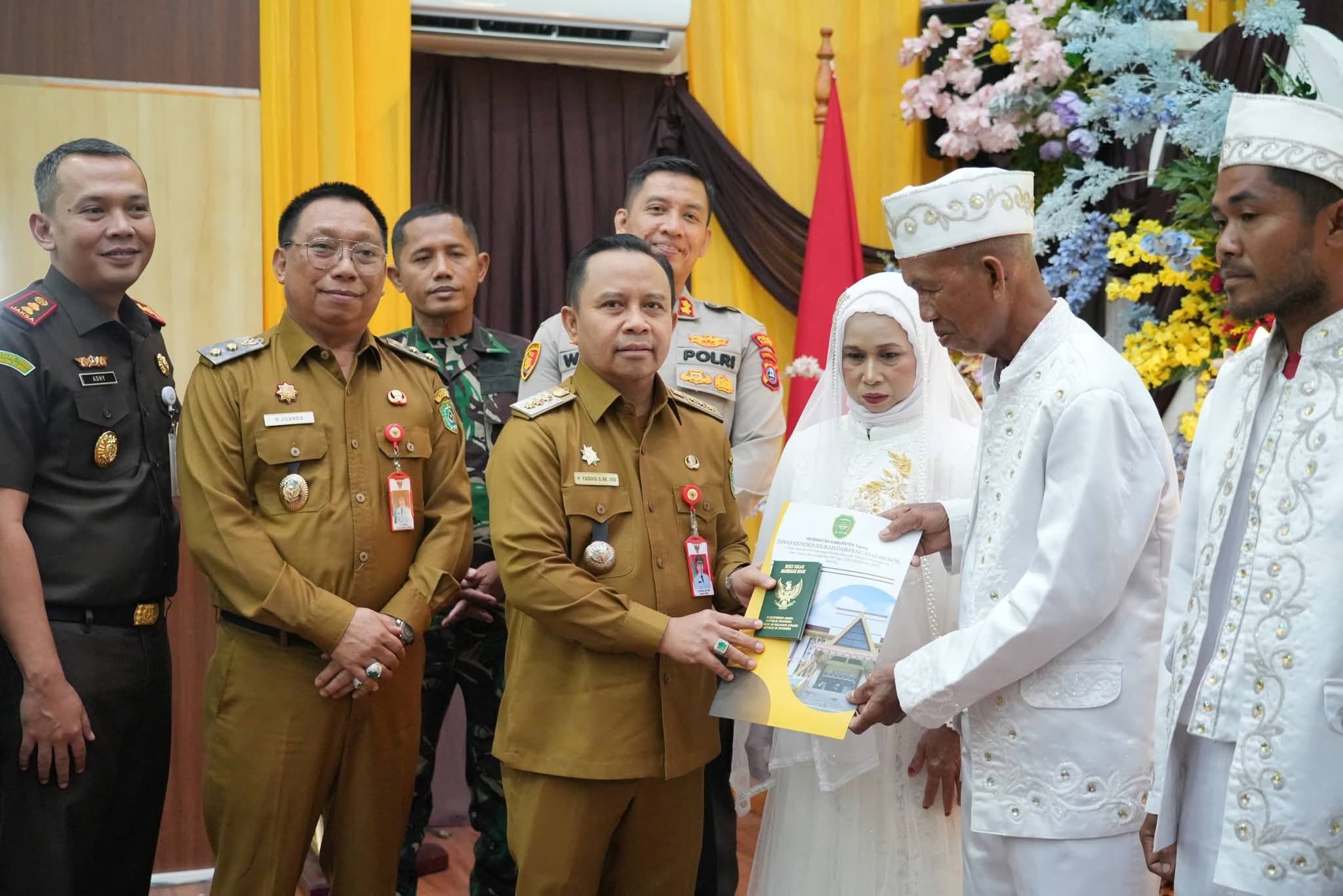 Penyerahan Buku Nikah Dan Kartu Identitas Anak